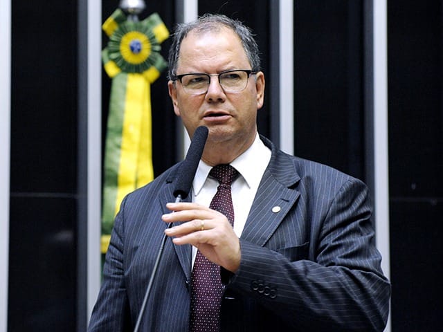 Maia insiste em cobrar do governo o envio da reforma administrativa