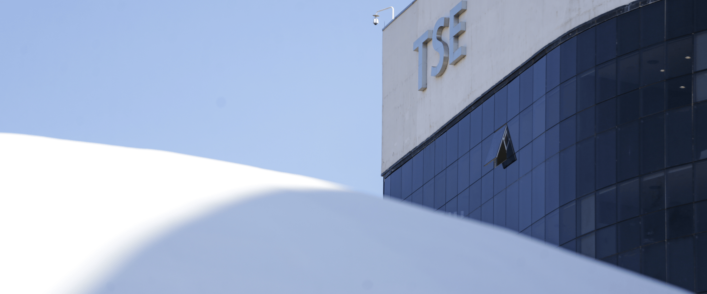 TSE garante remoção de servidora para acompanhar cônjuge: direito não pode ser revogado por conveniência administrativa