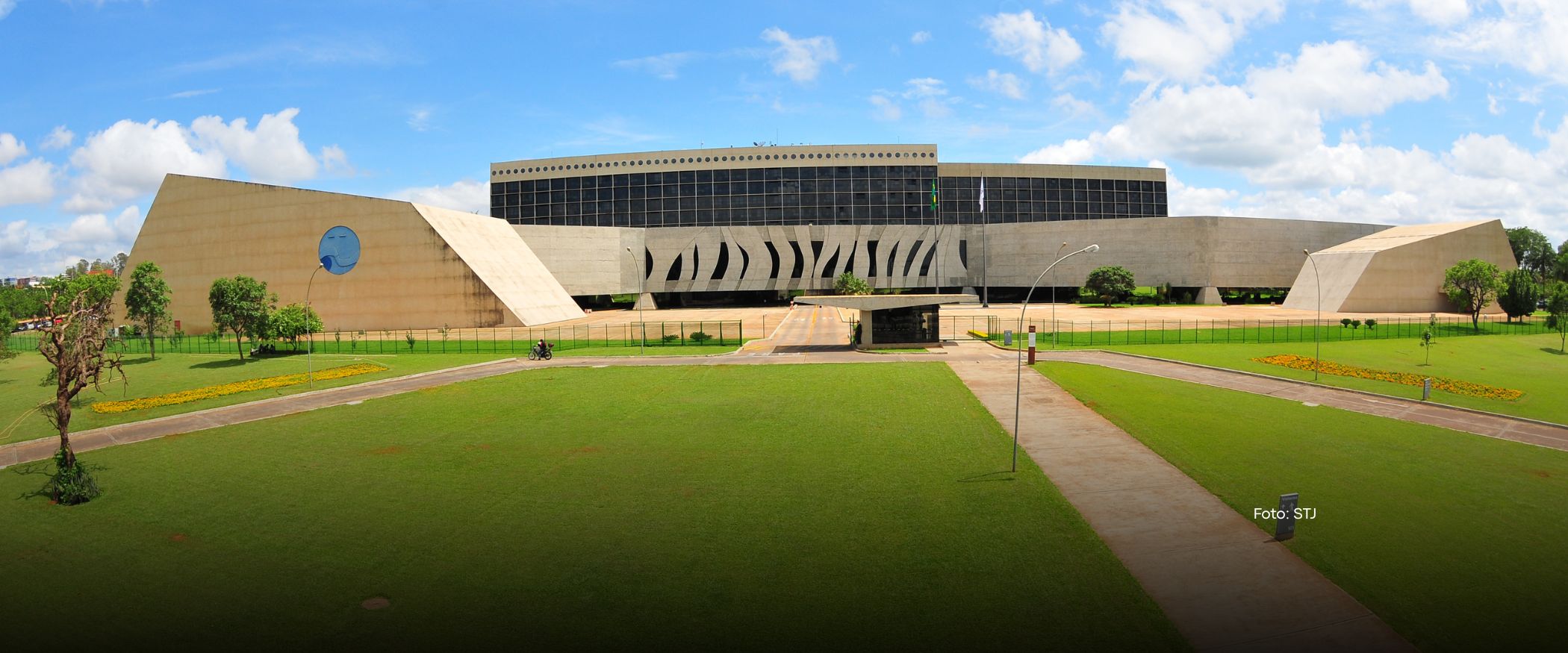 VITÓRIA DOS ANALISTAS! Sancionada a Lei nº 15.173/2025, que transforma cargos de Técnico em Analista no STJ