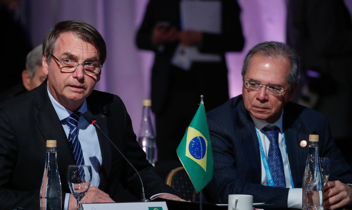 Bolsonaro nega e Guedes quer congelamento