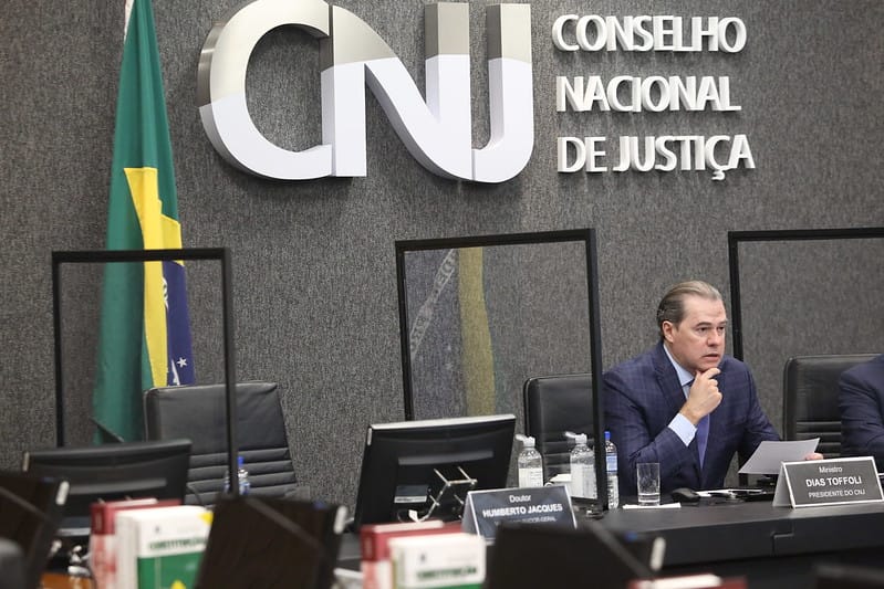 Horário de expediente deve ser fixado por tribunais