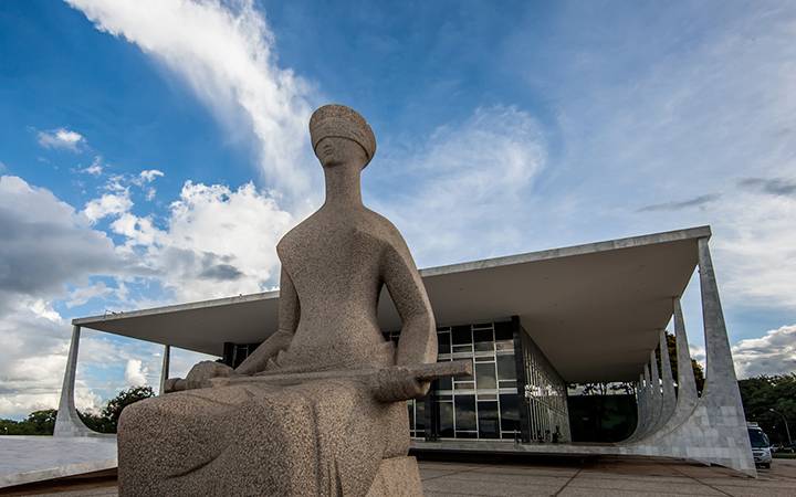 PEC limita poderes do Judiciário