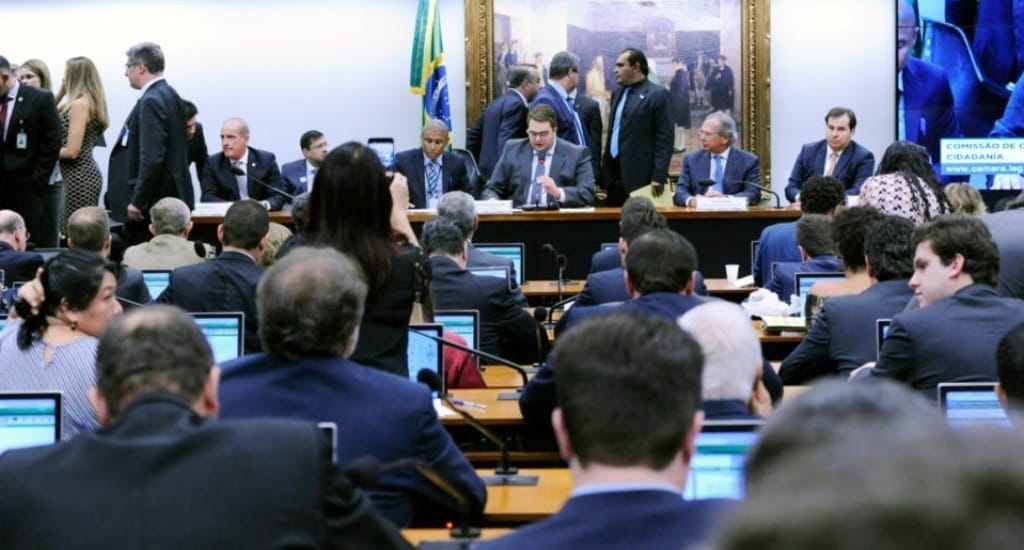 Deputados devem ceder à pressão de servidores públicos para abrandar reforma