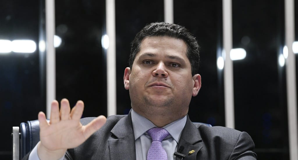 Alcolumbre tenta efetivar servidores no Senado sem concurso, diz jornal