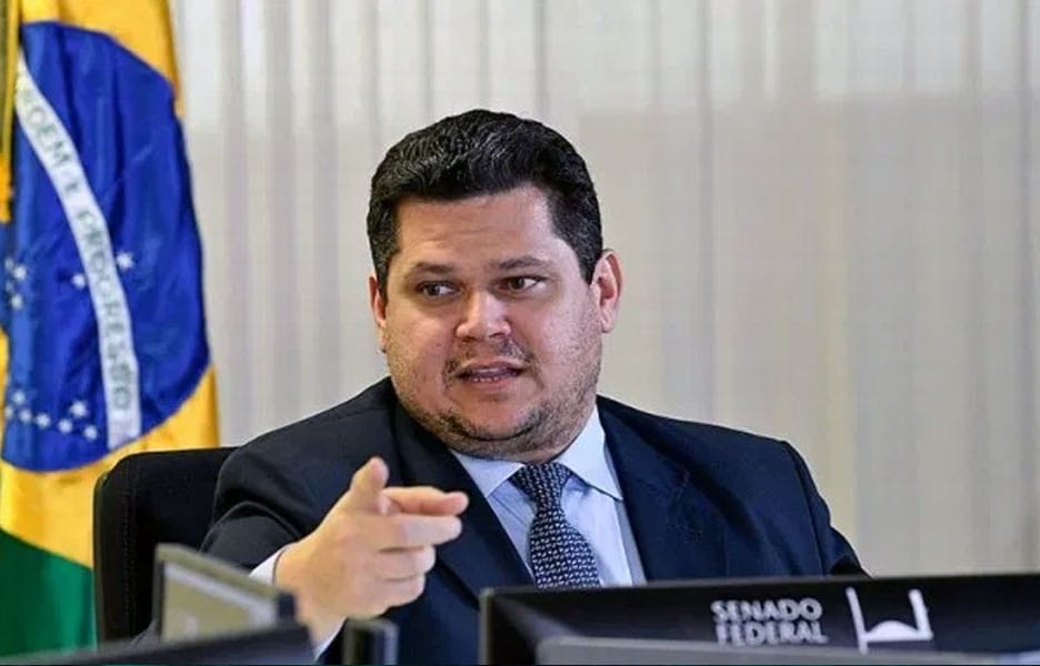 Alcolumbre propõe congelar salários de servidores por 18 meses