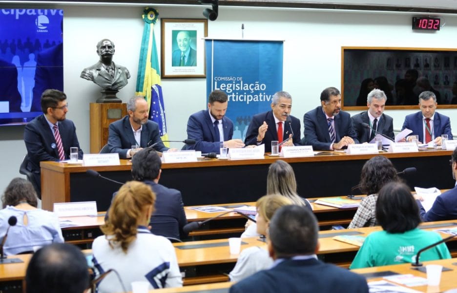 Frente rejeita reforma administrativa com o princípio de que o servidor público é o vilão