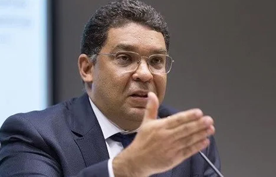 Servidor federal pode ter freio no reajuste de salário, diz Mansueto