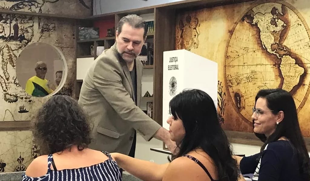 Primeiro ato do novo presidente deve ser 'jurar a Constituição', diz Dias Toffoli