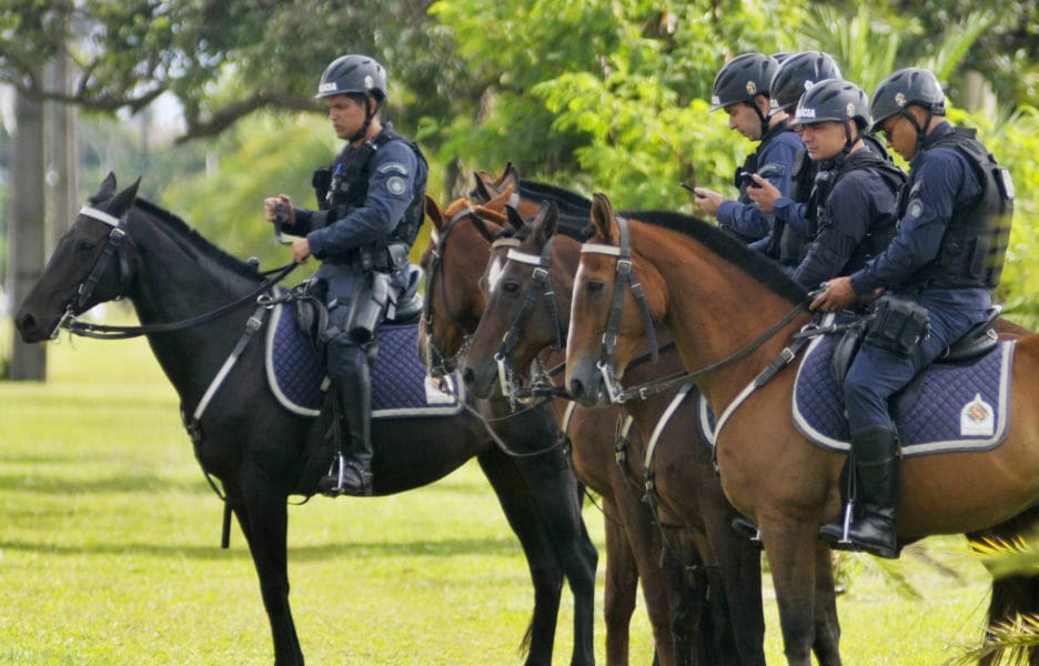 Governo dá início a operação que beneficia policiais antes de congelar salários