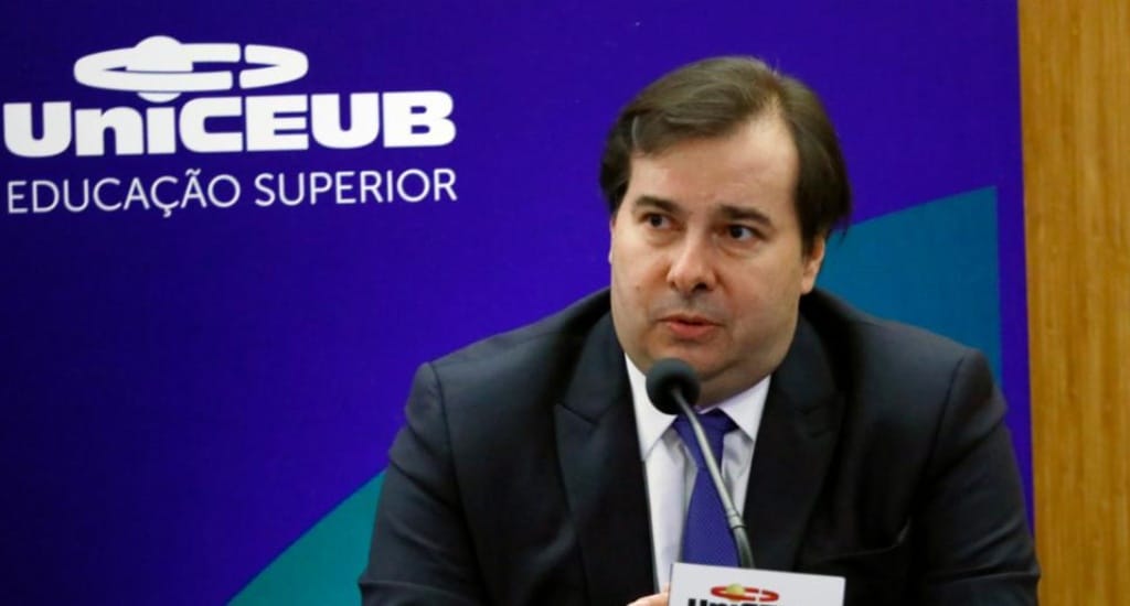 Maia diz ser contra rever estabilidade de servidores públicos