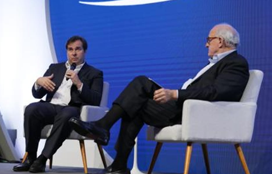 Maia afirma que quer vota propostas que ameaçam salários de servidores