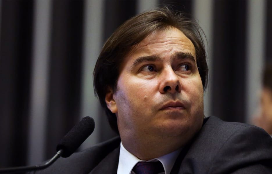 Se entrarmos em conflito, ajudamos o governo a jogar o Brasil em recessão, diz Maia