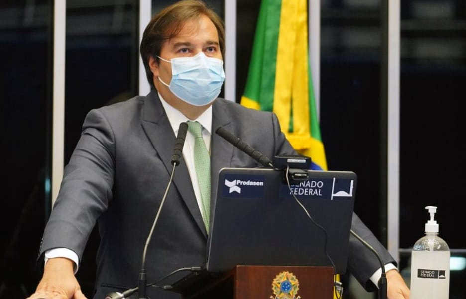 Maia rebate discurso de Guedes e diz que congelar salário não significa economia real