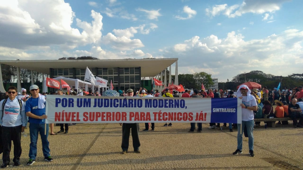 Protesto critica aumento dos ministros do STF e defende 'trem-bala da alegria'