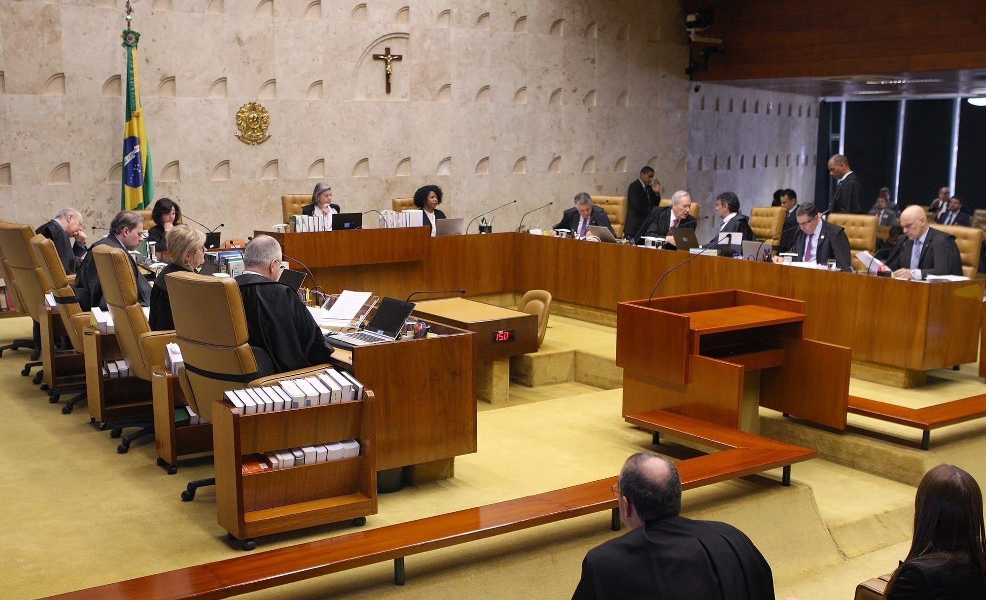 Nos altares da autoridade: o STF entre compromisso e jurispatia