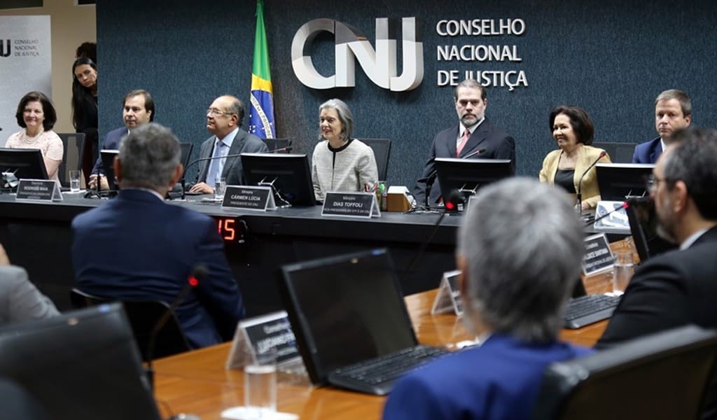 Nove juízes terão de explicar ao CNJ postagens políticas na internet