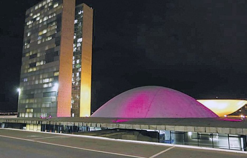 Presidente do Senado evitar suspender trabalho para votar PEC que atinge servidores