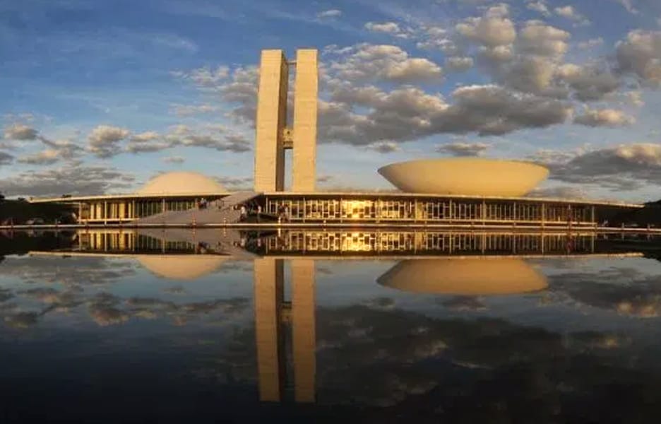 Contra congelamento de salários, servidores pressionam parlamentares