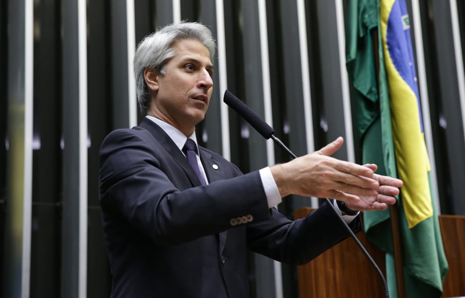 Deputados protestam contra o congelamento de salários de servidores