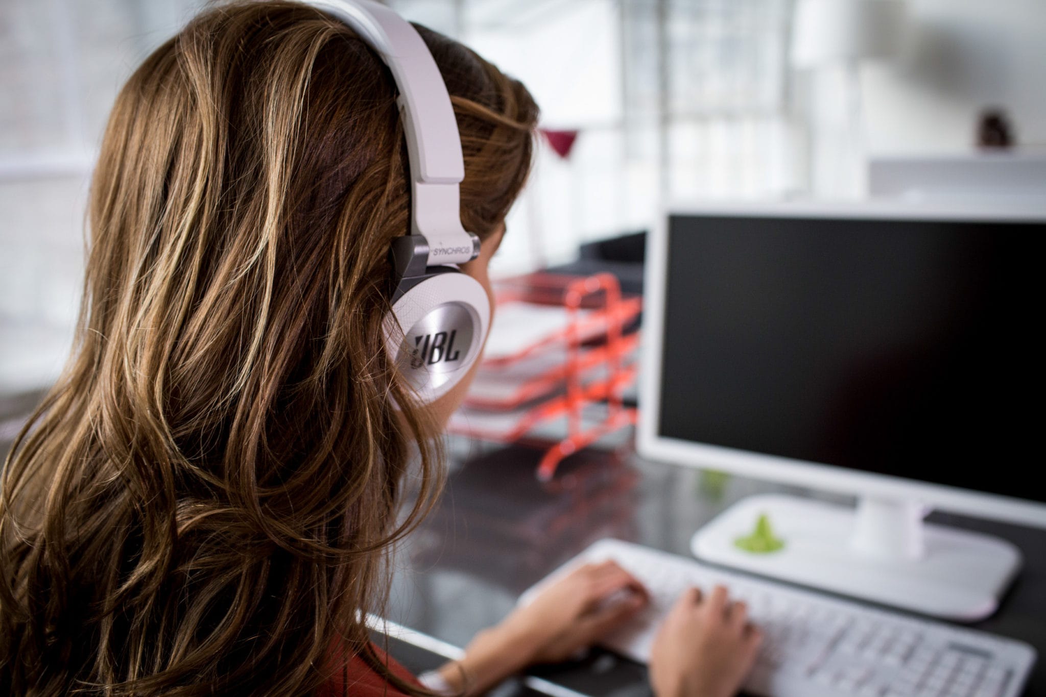 Indispensável no teletrabalho, uso de fones de ouvido requer cuidados