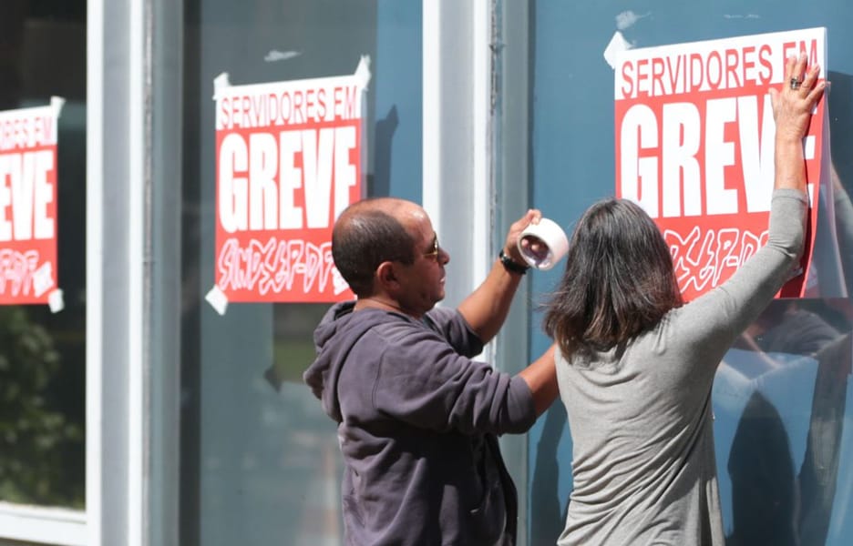Governo quer reduzir salário e jornada de todos os servidores