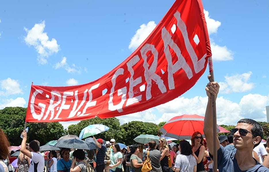 Contra reforma administrativa, servidores federais se reúnem e mobilizam greve