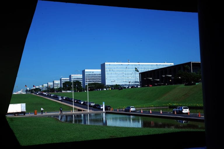 Deputados e servidores voltam a cobrar a regulamentação do teletrabalho