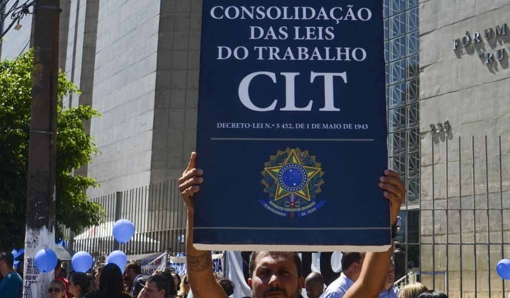 Juízes, advogados e servidores fazem ato em defesa da Justiça do Trabalho em SP