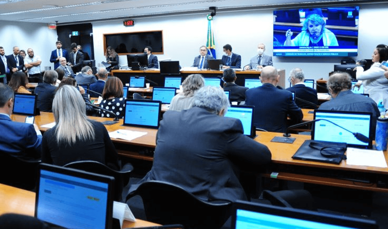 Servidores criticam governo pela falta de negociação sobre reajustes salariais