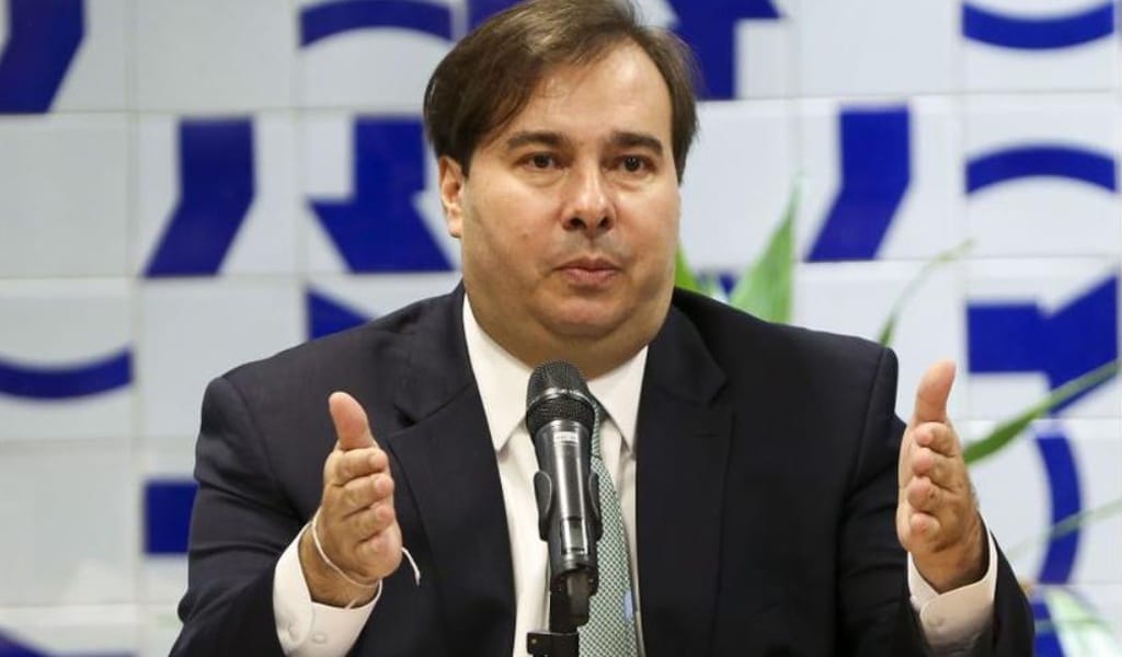 Maia volta a merecer repúdio ao pretender ampliar reforma administrativa para o Judiciário