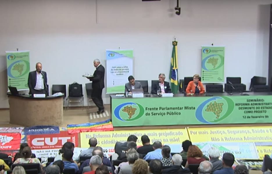 Ato público defende greve e valorização do servidor público