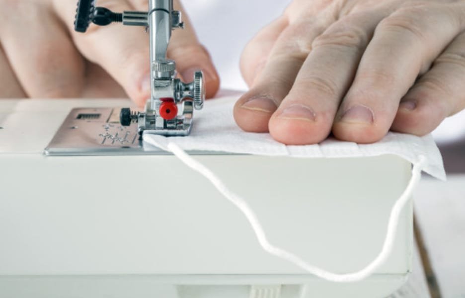 Entidades doam máquinas de costura à organização que assiste pessoas em situação de rua