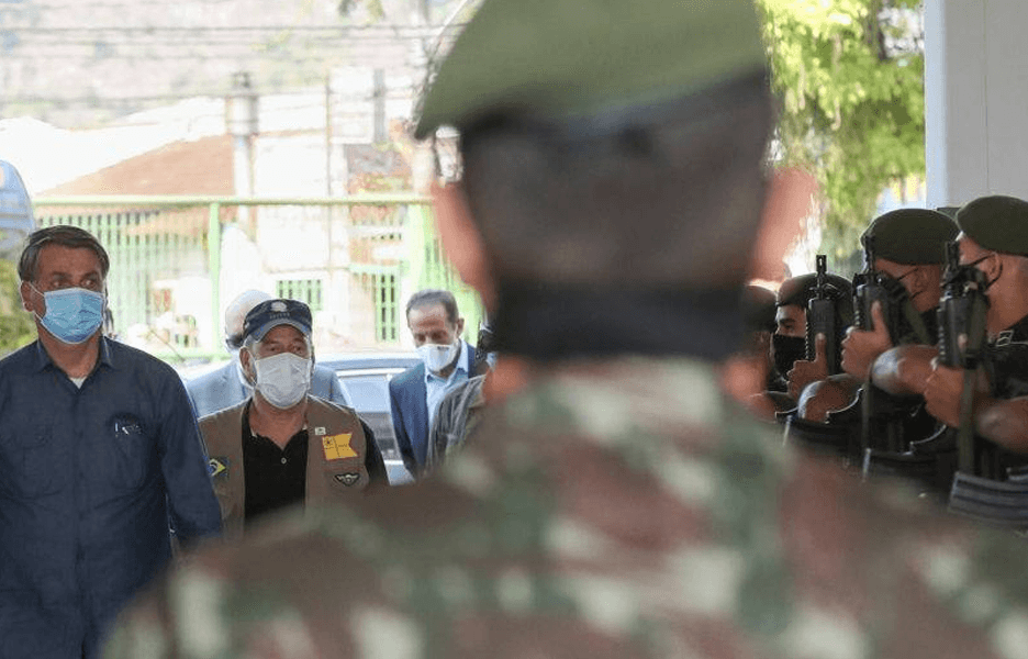 Reajuste, orçamento preservado, reformas: o tratamento especial do governo aos militares