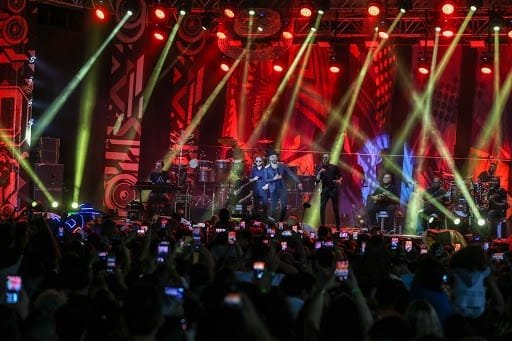 Confira as lives dos artistas de hoje, sábado, 16 de maio (16/05)