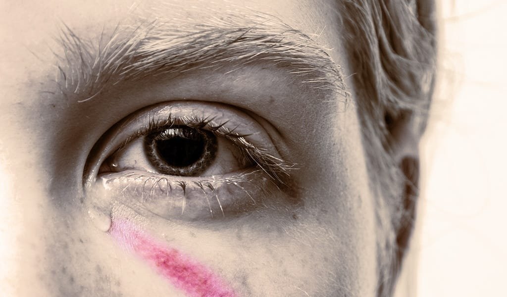 Cai o nº de mulheres vítimas de homicídio, mas registros de feminicídio crescem no Brasil