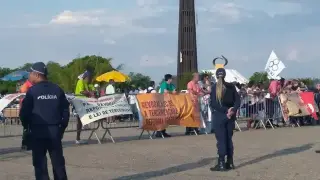 Protesto em defesa do nível superior para técnicos de nível médio reuniu cerca de 150 manifestantes,